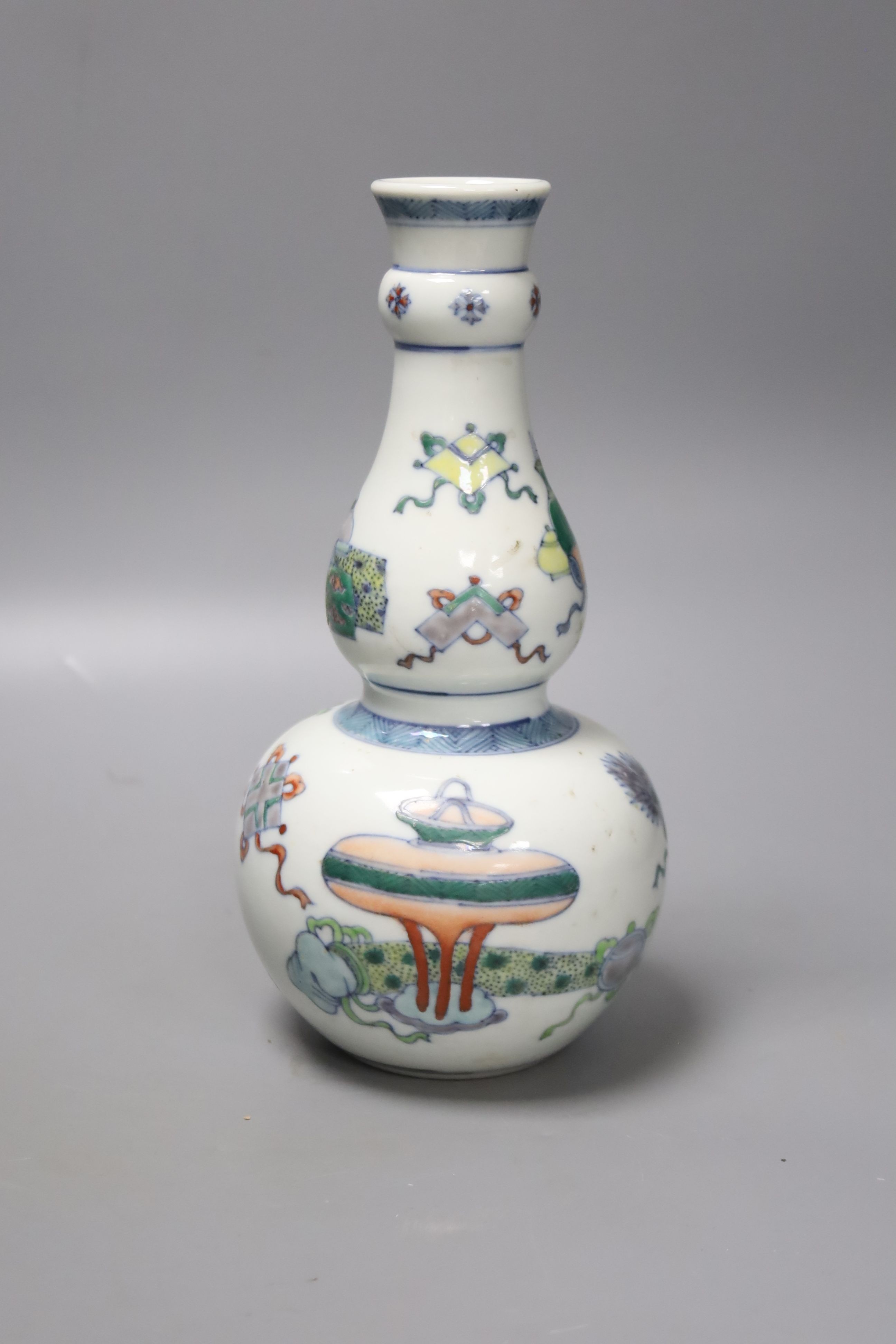 A Chinese famille verte 'Hundred Antiques' pattern doucai double gourd vase, height 24cm